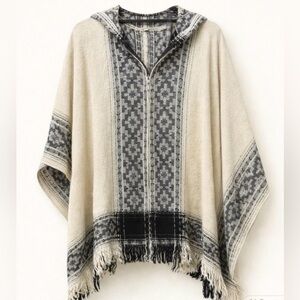 Ecoté Hooded Baja Poncho Sweater | Cream Black Tribal Pattern | Fringe